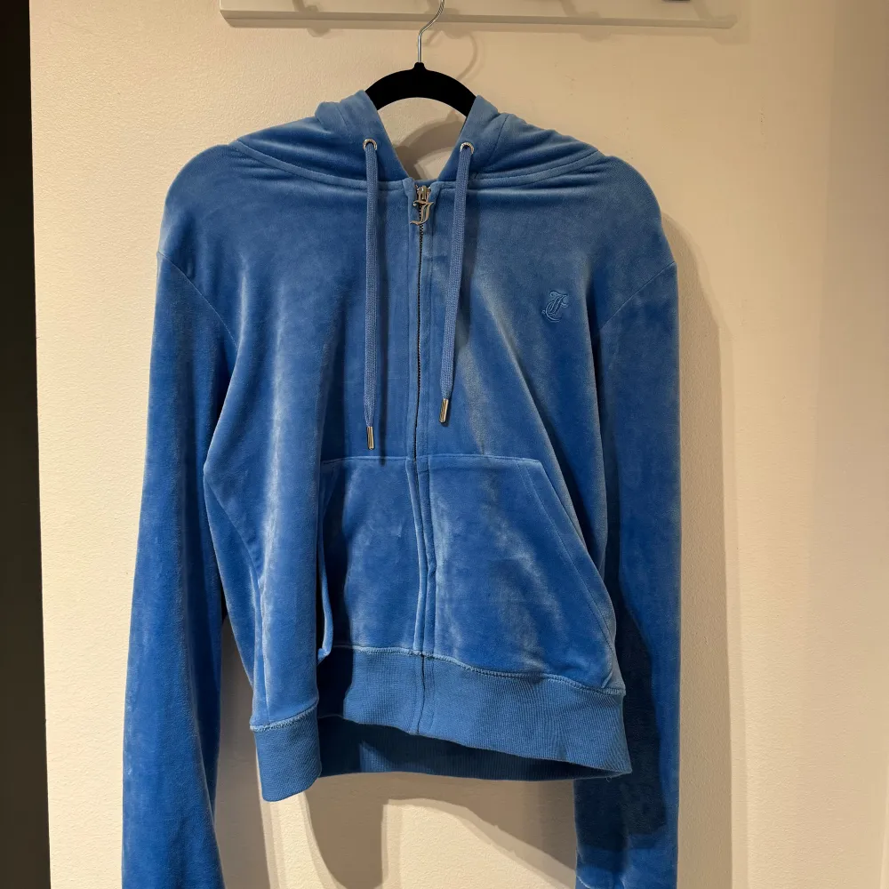 Juicy Couture tröja använd ca 3 gånger.  Nyskick! 💙 Storlek L men passar M. . Hoodies.