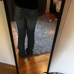 Lågmidjade långa jeans - Säljer då jag inte använder dem och ja köpte dem här på Plick så vet inte märket💞 Storlek 29 i midjan och runt 91 cm i innerbenslängd, jag är 176 cm. Första bilden är lånad och dem andra är mina💕