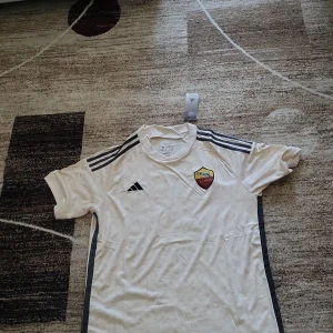 Roma med Paulo Dybala 21 - Roma tröja med paulo dybala nummer 21 på ryggen. Helt ny samt oanvänd. Påse samt prislapp finns kvar. 