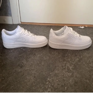Air force 1 - Ett par väldigt fina airforces som har använts 1 gång är för stora drf vill jag sälja storlek 43 obs ingen box drf billigt pris ❗️