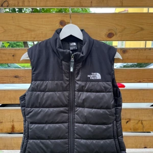 The North Face Väst i Nyskick - Jätte fint skick!  Inga tecken på användning  Nypris 2100kr  Skickas samma dag eller dagen efter🚀