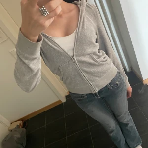 Juicy couture kofta  - Jätte snygg vintage juicy kofta är i storlek M men passar S och den är i väldigt bra skick och alla stenar är kvar 💕