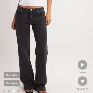 Svarta lågmidjade jeans - Snygga svarta lågmidjade jeans från NA-KD💕lite slitna längst ner på ena benet som bilden visar