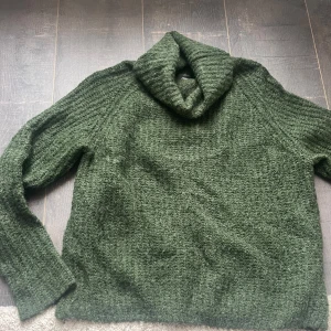 Mörkgrön stickad tröja  - Fin mörkgrön stickad tröja från ONLY💕är storlek XS men passar bra på mig dom är S också