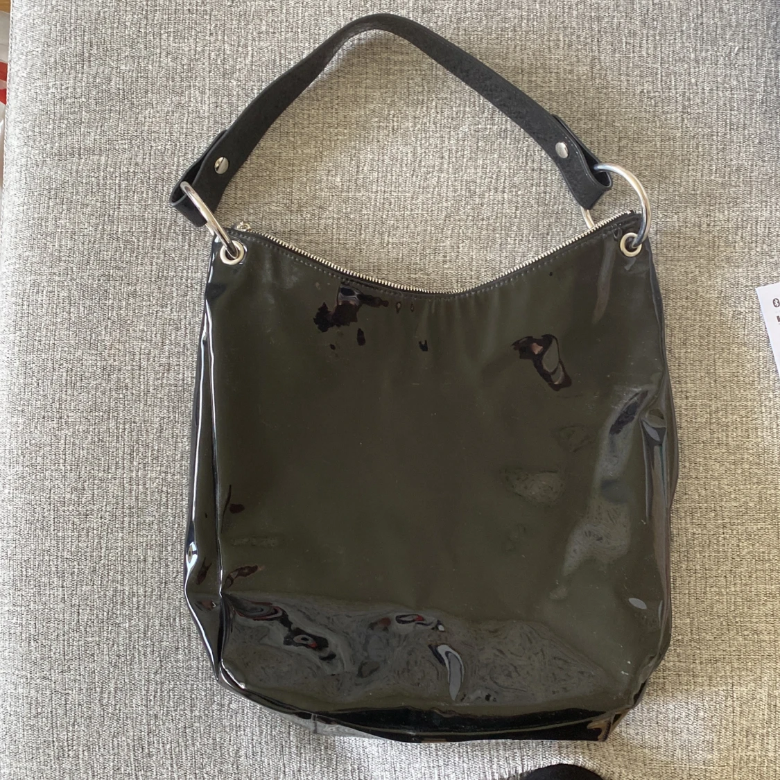 Väska med glansigt tyg 