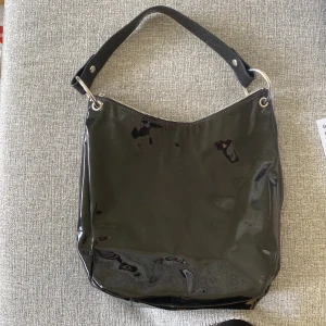 Väska med glansigt tyg  - Medelstor väska  Glansigt tyg  Aldrig använd