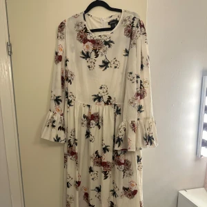 Lång klänning  - Boohoo 