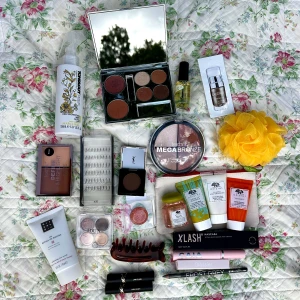 Smink paket - Jag säljer nu allt detta i ett paket för ett super pris! Vissa produkter är helt oanvända, vissa är testade och vissa är använda lite. Allt är i alla fall i bra skick! Blandade märken och produkter 😍 (Går ej att köpa separat, säljer allt i ett paket)