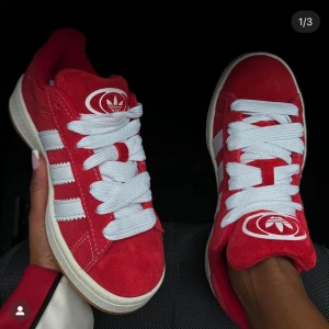 Adidas Campus 00 - Helt nya röda adidas campus 00 använda 1 gång . Finns vitt och rött snöre till.  