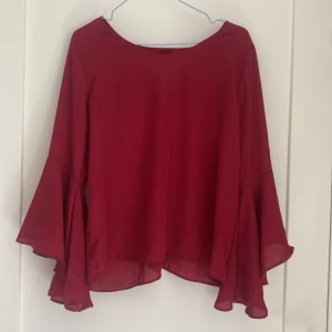 Röd blus  - En röd blus som aldrig kommit till användning. Är ifrån Amisu. Passar S och XS