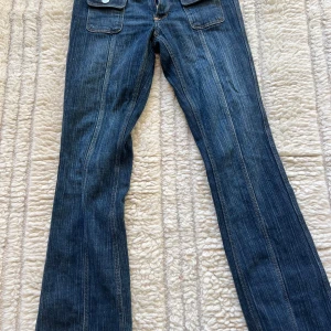 Lågmidjade jeans  -  Säljer för 150-200 kr billigare än vad jag köpte för Ett par lågmidjadejeans, väldigt bra skick , mörkblå,hm,stolek 146 men funkar även som 152   