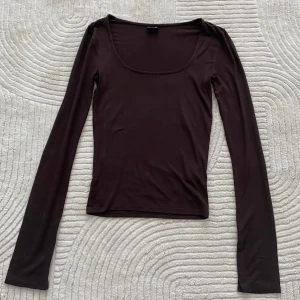 Gina tricot tröja  - Säljer min bruna soft touch tröja från Gina i storlek xs men passar bra på s. Har använt 1-2 gånger och är nästan helt ny. Köparen står för frakten 