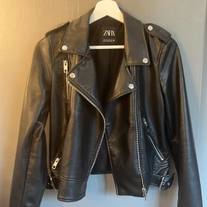 Svart skinnjacka - Snygg skinnjacka från Zara, är i XS men passar också som S, bra skick säljer då jag inte använder den längre🖤