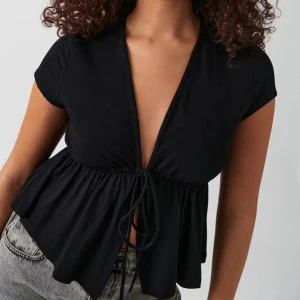 Gina tricot tie top  - Jättefin svart knuttopp från Gina som är slutsåld på hemsidan! Bara använd en gång. Finns ingen bra bild på den på hemsidan så visar därför i grå, men den är svart. Nypris 259.95. Läs bio innan köp! 