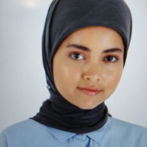 Plain Flamed Scarf Smoke Colored - Säljer en elegant och stilren sjal från E Samling i en rökfärgad nyans. Sjalen är perfekt för både vardag och fest och ger en sofistikerad touch till din outfit. Den är mjuk och bekväm att bära, och passar bra till alla årstider.