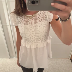 Vit spets blus med volang - Perfekt till skol start och i jätte bra skick🥰 köp gärna genom köp nu💕