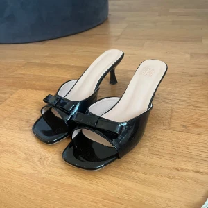 Klackr - Klackar med rosett och öppen tå Använda en gång tyvärr för små Perfekta sommar klackar med lägre klack!  