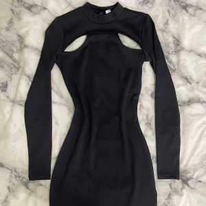 Svart ribbad klänning från H&M Divided - Säljer en snygg svart ribbad klänning från H&M . Den har en tight passform och är långärmad med en fin cut-out design under axlarna . Perfekt för fest eller en utekväll! Klänningen är i nyskick och redo att bäras. Den går till lite över knäna, fortfarande kort dock . Har använt den en gång på nyårsfesten. Jag köpte den för 400kr .🖤