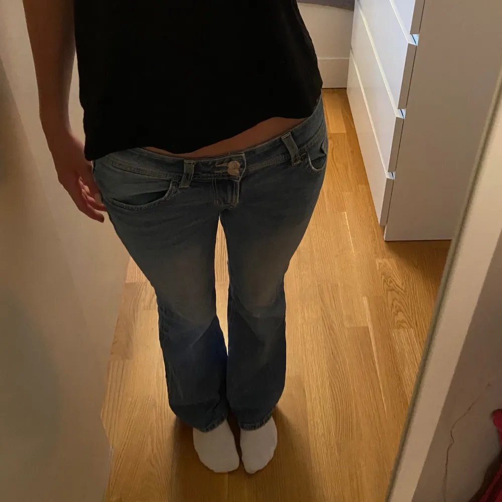 Jätte snygga jeans från hm i jätte bra skick. Passar mig som är 175🌸 Skriv vid frågor och diskuterar gärna pris!💕. Jeans & Byxor.