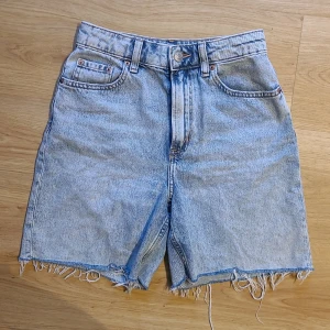 Jeansshorts från Devided stl 34 - Hög midja, lite lösare i benen. Köparen står för frakten.
