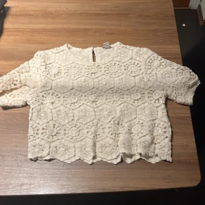 En fin blomstickad T-shirt  - Den kan klia lite