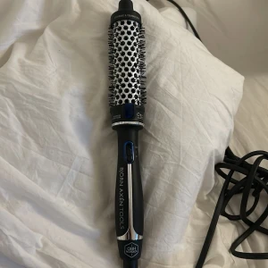 Björn Axén Tools värmeborste - Säljer en Björn Axén Tools värmeborste med keramisk och tourmaline beläggning. Den har en integrerad joniseringssystem och en blå LED-indikator. Perfekt för att skapa volym och lockar i håret. Använd några gånger men i bra skick.
