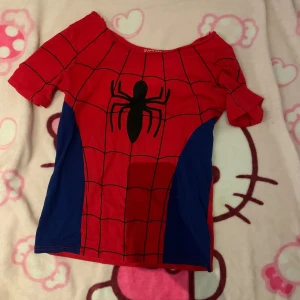 Spider-man t shirt  - Från barnavdelningen i h&m, köpte några månader sen men hade bara på mig den ett fåtal gånger, inga defekter. Dock har jag klippt bort den över delen för att den ska kunna sitta off-shoulder. Säljer då jag själv inte använder den.