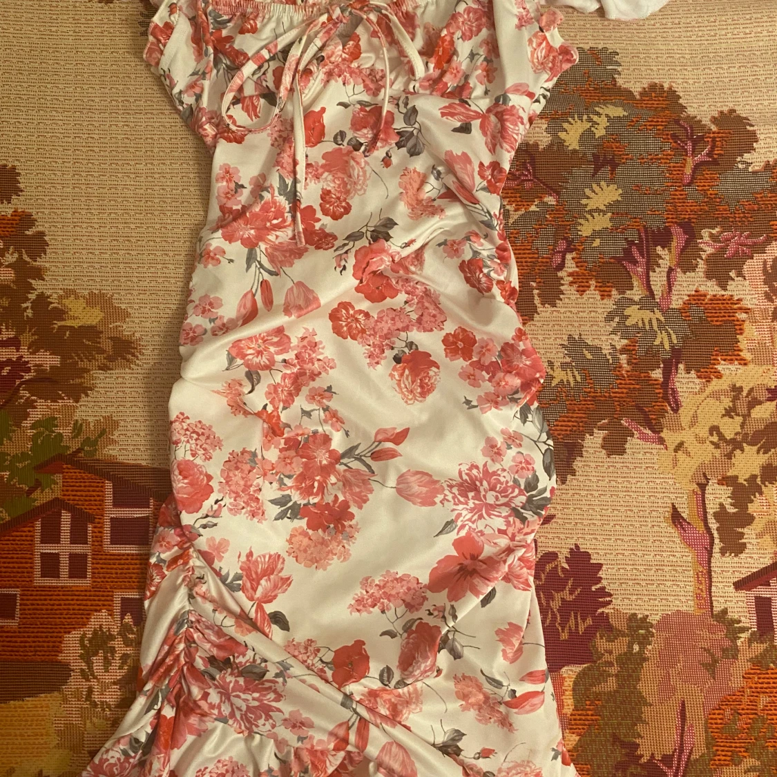 Blommig klänning med volangdetaljer - 93