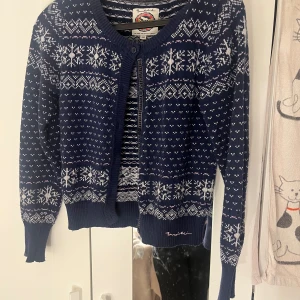 Jul kofta  - Den är i bra skick och passar perfekt till jul 🎅  Pris går att diskutera 💕