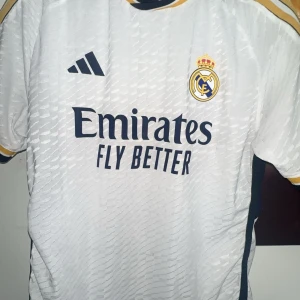 Real Madrid 23/24 - Large, Äkta Madrid tröja, Bellingham nummer 10  ny skick Hala Madrid⚪️ Priset kan diskuteras ! 