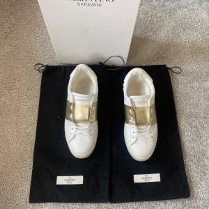 Valentino Open - Tjena, säljer dessa fräscha valentino opens med guld detaljer. Lådan är bortslarvad så endast skorna medkommer. Bara att höra av dig för fler bilder/frågor. 