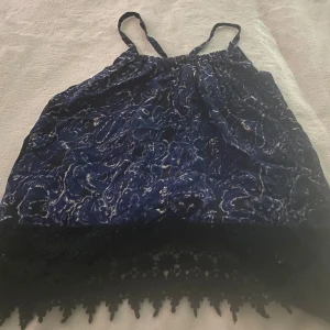 Topp - En snygg mörk blå med massa detaljer, använt några gånger men är i bra skick!💙