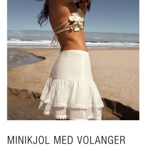 Vit minikjol - Säljer min vita minikjol med volanger från Zara då den aldrig används, nypris 329kr, nyskick
