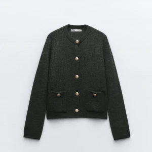 Cardigan kofta från zara - Cardigan kofta ifrån zara, köpt i höstas men använd ett fåtal ggr! strl M men väldigt liten i storleken så passar mer en S  Kontakta mig vid frågor💞