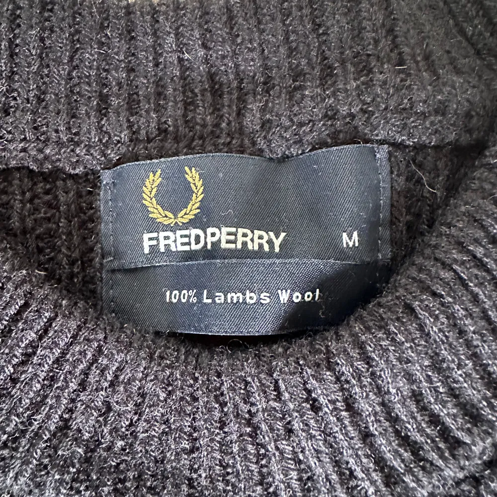 Säljer denna sköna crewneck av märket fredperry. Skick 10/10 nypris 1400kr. Säljer då den är för stor. Tveka inte på att höra av er! SNABBA KÖP!!. Hoodies.