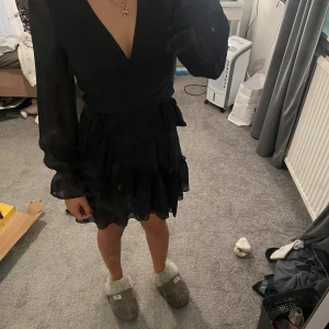 Klänning  - Fin svart klänning från Ginatricot stl 34, använd en gång . 