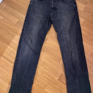 Relaxed chris - Tjena säljer nu mina jeans från jack&jones för att dom aldrig kom till användning. Modellen är relaxed chris. Storlek 29/32. Inga defekter skick 8/10. Ny pris 599 Tveka inte på att göra av er om ni har några funderingar mvh Nils 