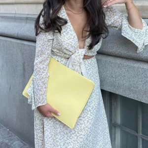 Gul kuvertväska från Holdit - Säljer en superfin gul datorfodral från Holdit. Det är i storlek 16