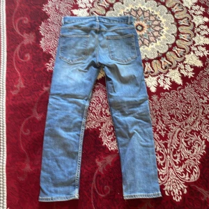 Blå slim fit jeans - Säljer ett par snygga blå slim fit jeans i storlek 14. De är i denim och har en klassisk femficksdesign. Perfekta för vardagsbruk och kan matchas med nästan vad som helst. De är i bra skick och redo för en ny ägare!