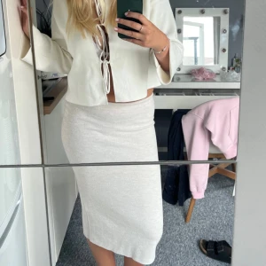 Beige kjol - Väldigt fin kjol i strl S, från Zara💘 Säljer eftersom den ej kommit till användning