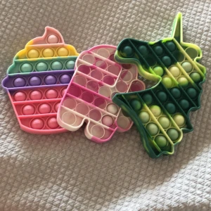 Poppit pack - Säljer denna poppit trion åt min lillasyster, alla är jätte bra köpte det för 100kr st på en loppis säljer de för 15krst!❤️💗 säljer de endast tillsammans!❤️