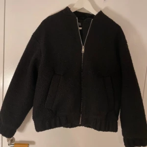 Jacka från Zara - Säljer en superfin svart ”bomberjacka” från Zara i storlek S. Perfekt för hösten. Den är i nyskick och knappt använd. 💞☺️