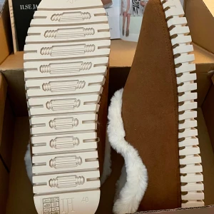 *NY*Tulip Tofflor i stl 40 Fr Ilse Jacobsen - Dansk design,Tulip slippers by ILSE JACOBSEN HORNBÆK. Nya, bara provade, stl passade ej min mamma. Färgen Tannin verkar vara slutsåld på IJ.  Kommer i original kartong. Riktigt bra kvalitet och material!  Passar stor 39/liten 40. (Pris IJ 935 sek)