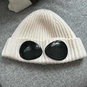 Cp company mössa  - Säljer min company mössa på grund av att den knappt används , mössan är nästan ny skick 