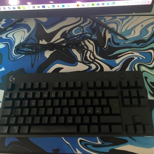 Logitech G PRO Keyboard  - Säljer mitt keyboard pga lite användning. Köptes för: 1500 SEK  Säljs för: 800 SEK  Bra skick med svaga repor runt sidorna inget märkvärdigt. 