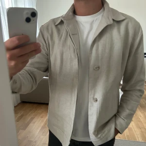 Jacka/Overshirt - Jacka/Overshirt från John Henric. Använd ett fåtal gånger så skicket är väldigt bra. 