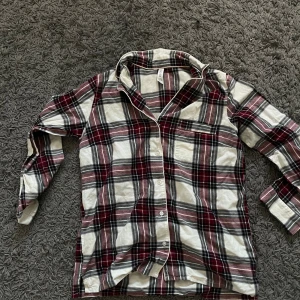 Rutig skjorta från Lindex - En rutig pyjamas tröja ifrån Lindex ❣️❣️