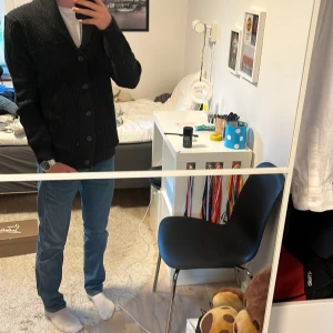 CARDIGAN💯 - Tja säljer nu denna cardigan i toppen skick. Inga defekter alls. Storlek s men passar dig som e runt 180. Vid intresse skriv till mig!