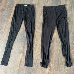 Svarta leggings från KappAhl - Säljer två par svarta leggings från KappAhl. De är i storlek M och 170, och är superbekväma och stretchiga. Perfekta för vardagsbruk eller att ha under andra byxor för lite extra värme. Båda paren är i väldigt bra skick och redo för en ny ägare. Vid köp av endast ett par kostar de 30 kr/st. 