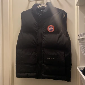 Canada goose vest  - Nu säljer jag men kära canada goose väst för att jag inte får någon användning av den. Den är i väldigt bra skick. 